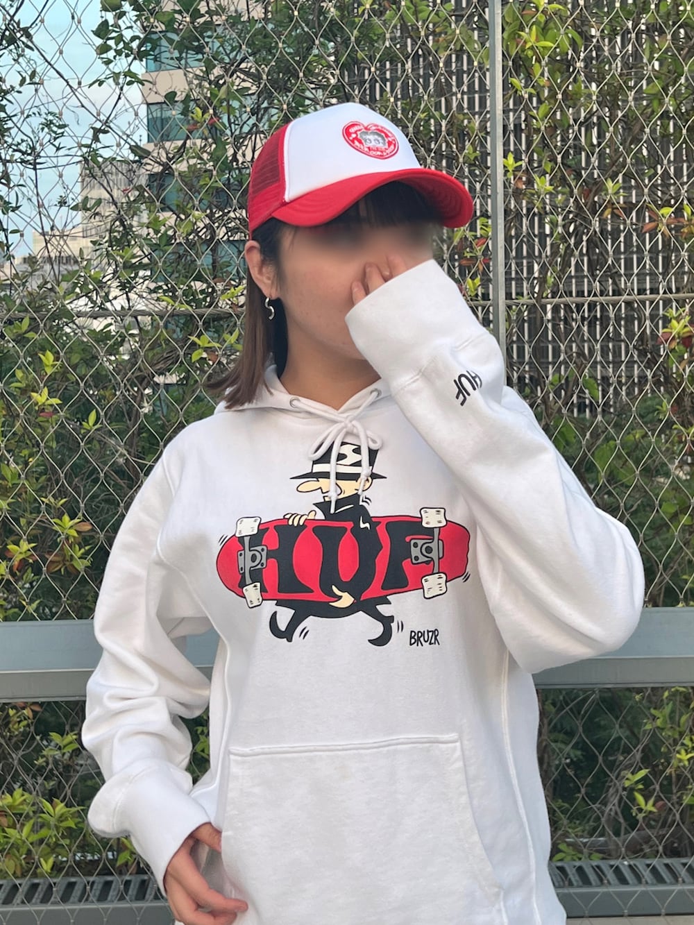 「休日コーデ、春コーデ、ootd、今日のコーデ、赤、メッシュキャップ、HUF、FTW、guess、ストリート」｜「FTWのBULLET FLOWER WASHED DENIM PANTS（デニムパンツ、ブラック系）」を使った、ayumuさん（レディース・155cm）の春コーディネートの2枚目の写真
