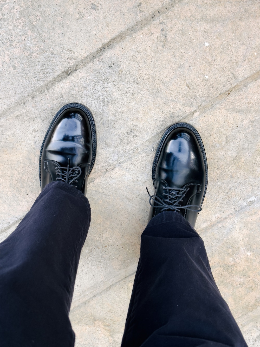 ホワイト系のTシャツ/カットソー、ブルー系のチノパンツ、ブラック系のドレスシューズを着用したレディースの春コーディネートの4枚目の写真