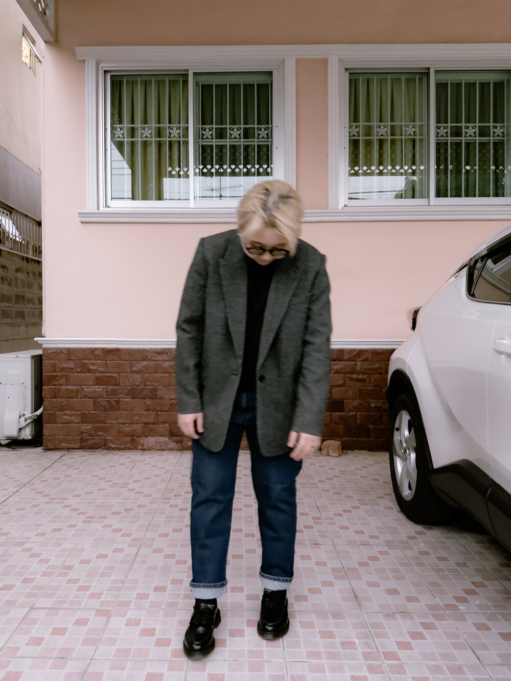 グレー系のフォーマルスーツ/小物、ホワイト系のTシャツ/カットソー、ブルー系のデニムパンツを着用したレディースの冬コーディネートの3枚目の写真