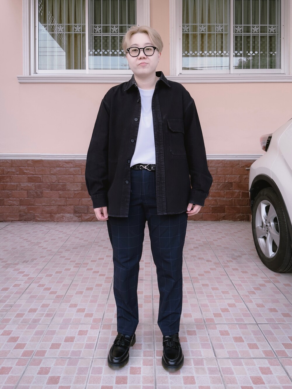 その他のスラックス、ブラック系のその他アウター、ホワイト系のTシャツ/カットソーを着用したレディースの秋コーディネートの3枚目の写真