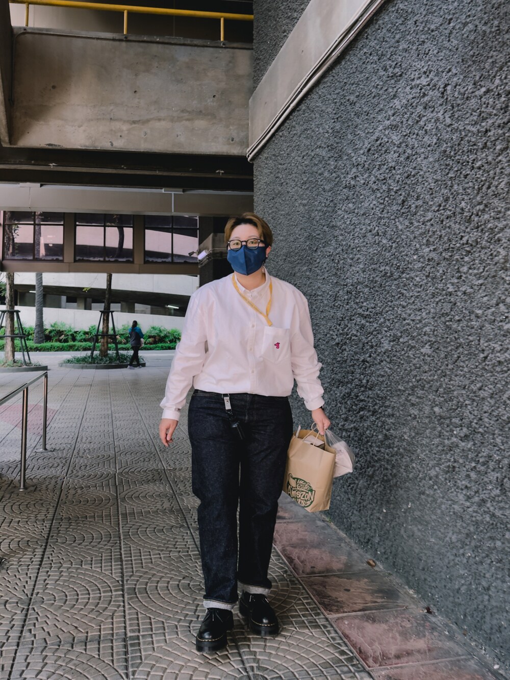 ホワイト系のシャツ/ブラウス、ブルー系のデニムパンツ、ブラック系のローファーを着用したレディースの冬コーディネートの2枚目の写真