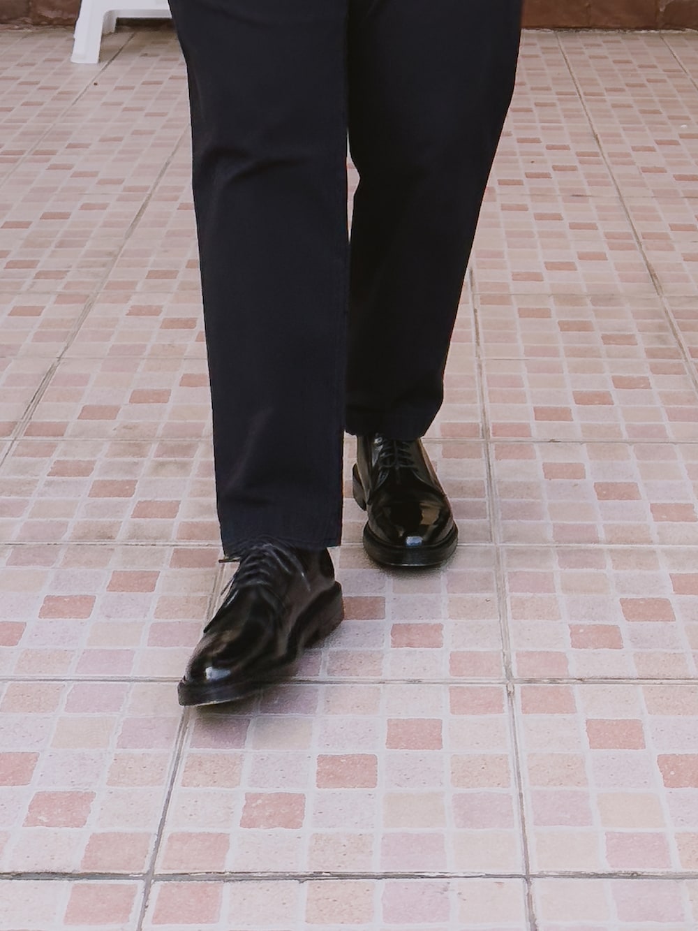 ホワイト系のTシャツ/カットソー、ブルー系のチノパンツ、ブラック系のドレスシューズを着用したレディースの春コーディネートの5枚目の写真