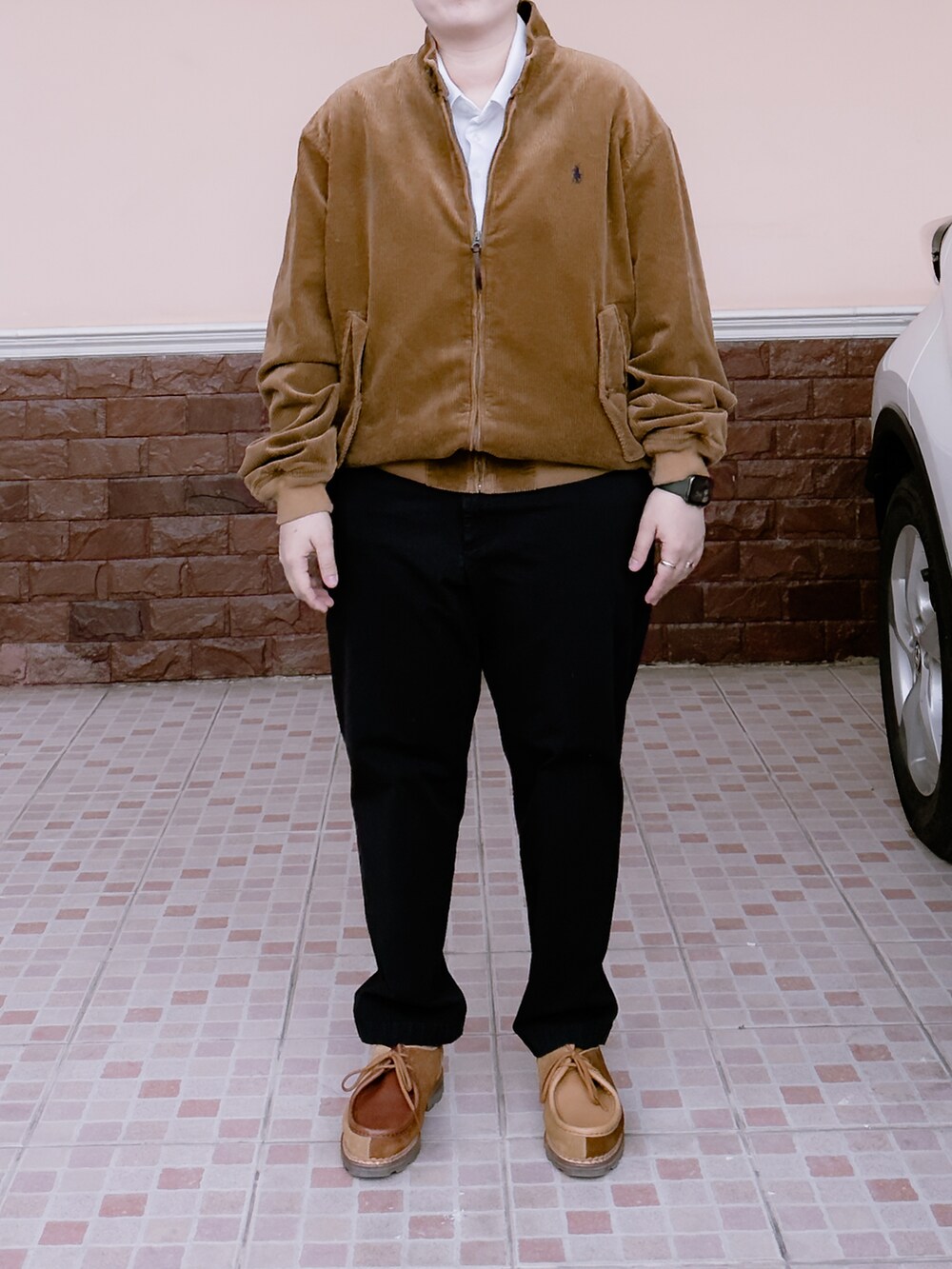 ブラウン系のその他アウター、その他のチノパンツ、ブラウン系のシューズを着用したレディースの冬コーディネートの5枚目の写真