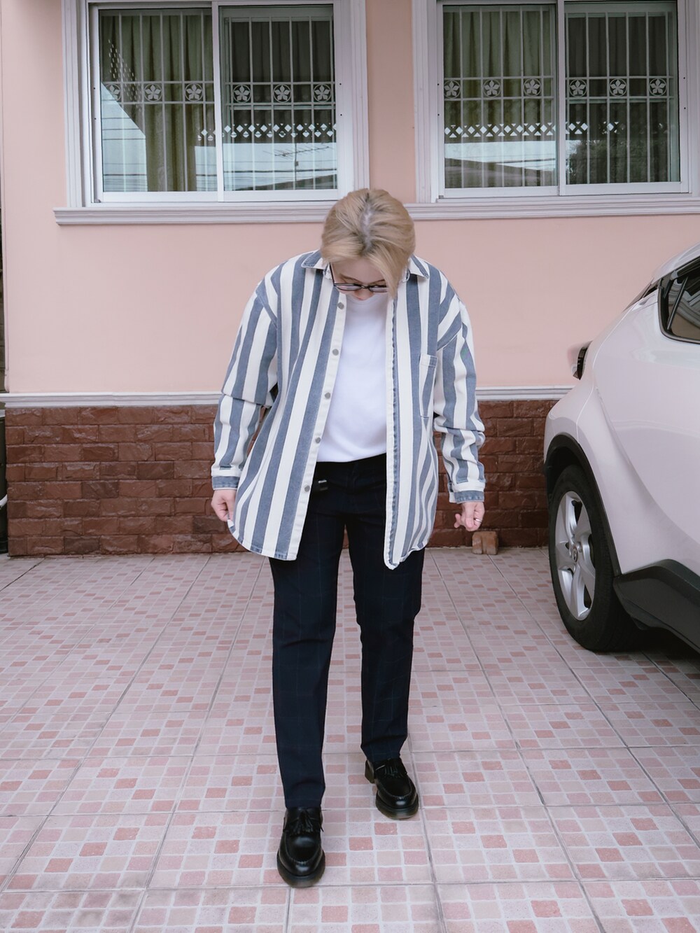 その他のデニムジャケット、ブルー系のスラックス、ブラック系のローファーを着用したレディースの秋コーディネートの2枚目の写真