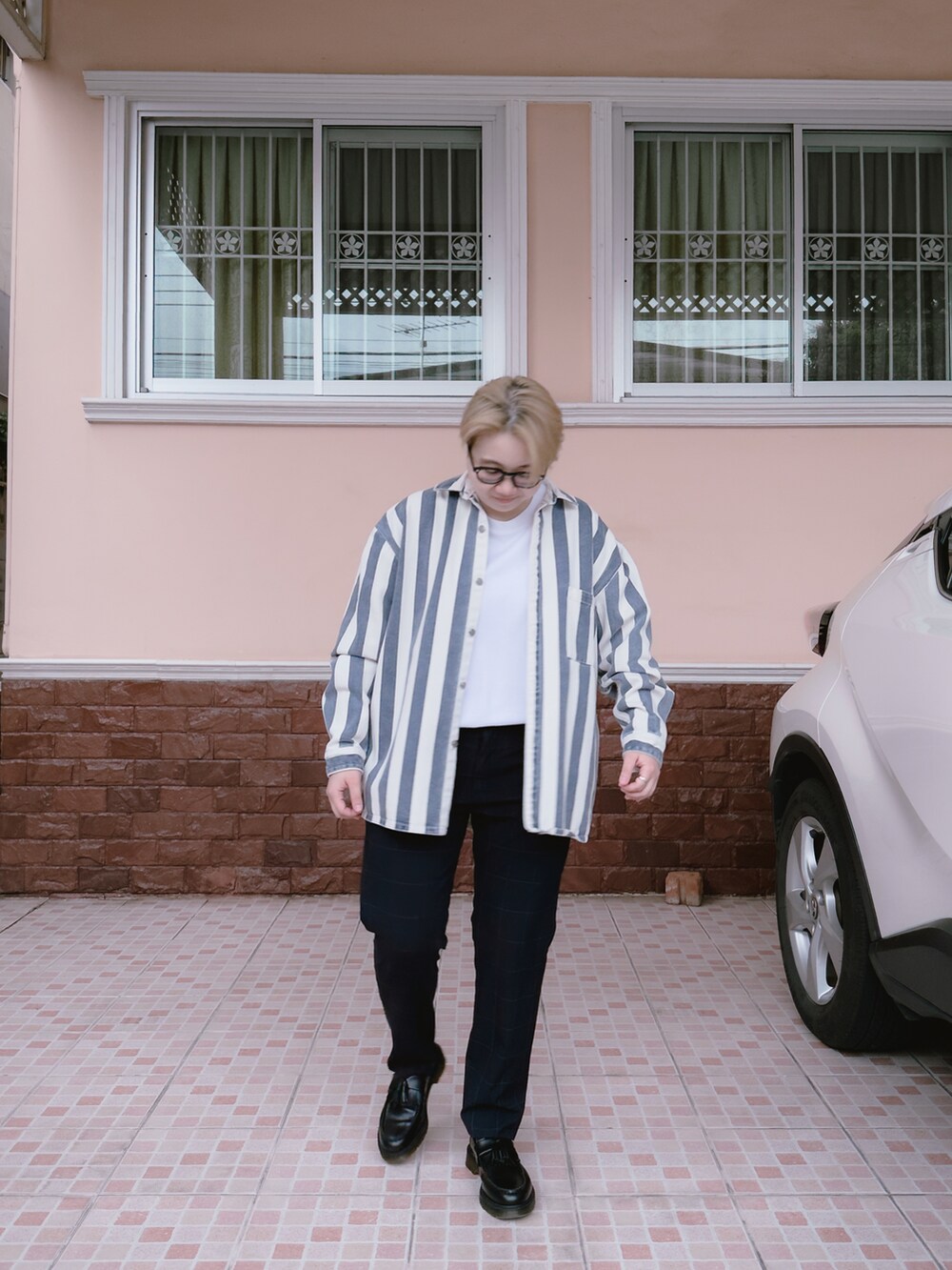 その他のデニムジャケット、ブルー系のスラックス、ブラック系のローファーを着用したレディースの秋コーディネートの4枚目の写真