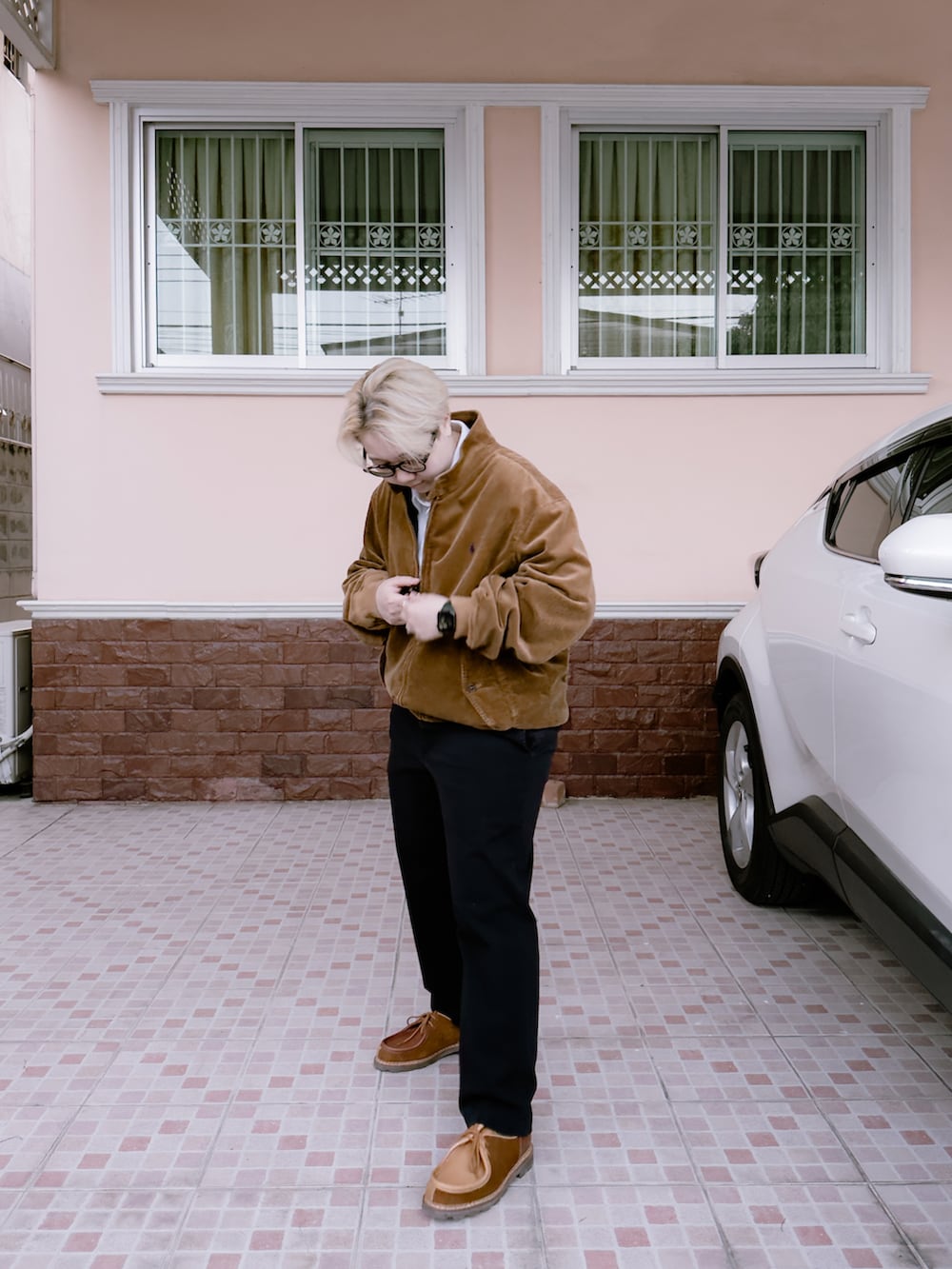 ブラウン系のその他アウター、その他のチノパンツ、ブラウン系のシューズを着用したレディースの冬コーディネートの2枚目の写真