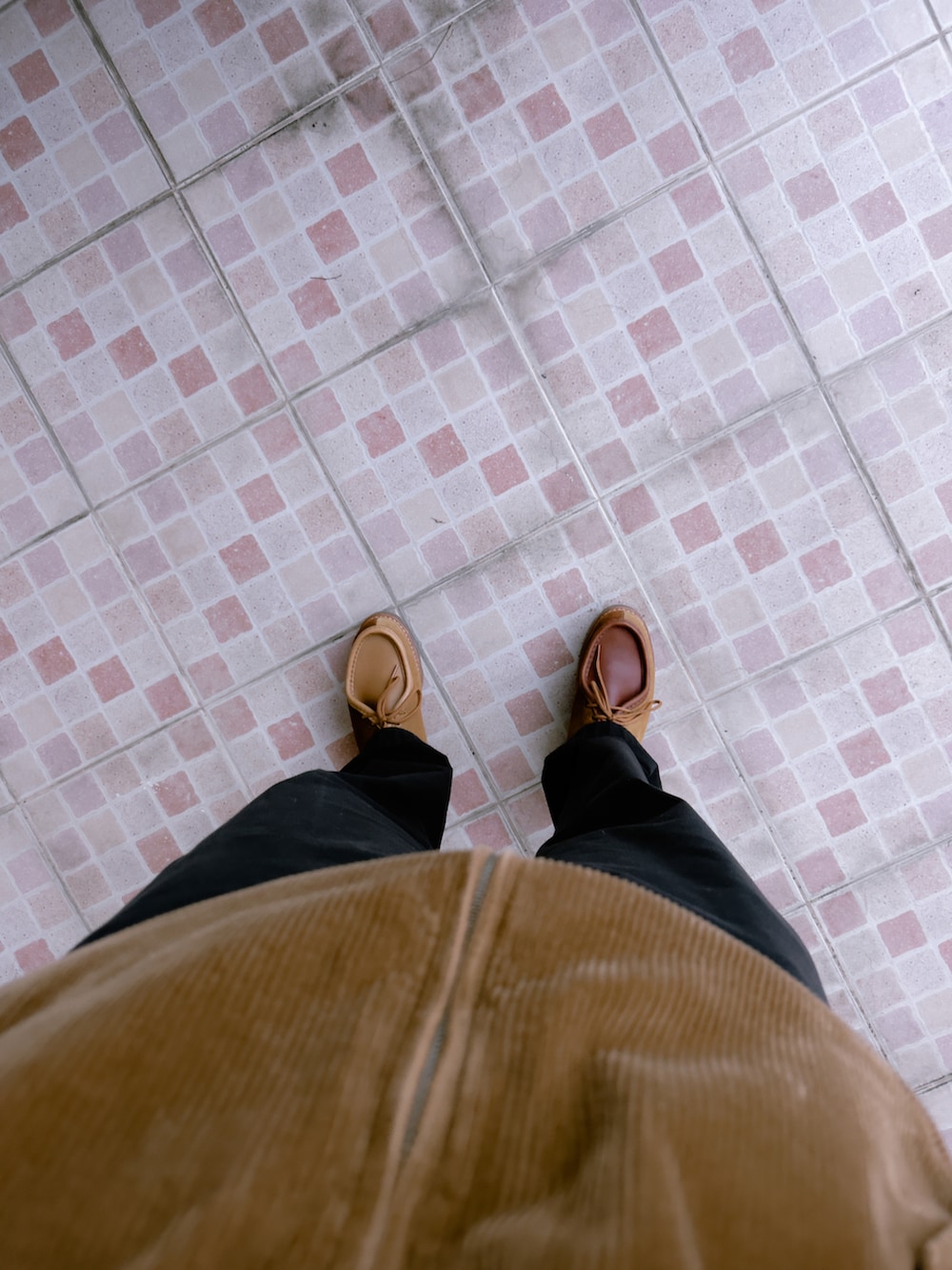 ブラウン系のその他アウター、その他のチノパンツ、ブラウン系のシューズを着用したレディースの冬コーディネートの4枚目の写真