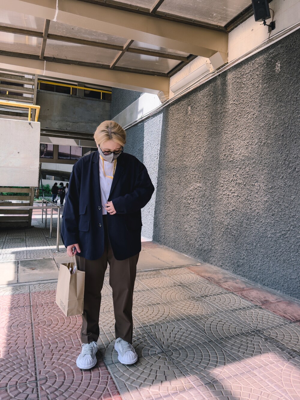 その他のスニーカー、ブラウン系のスラックス、ホワイト系のシャツ/ブラウスを着用したレディースの秋コーディネートの4枚目の写真