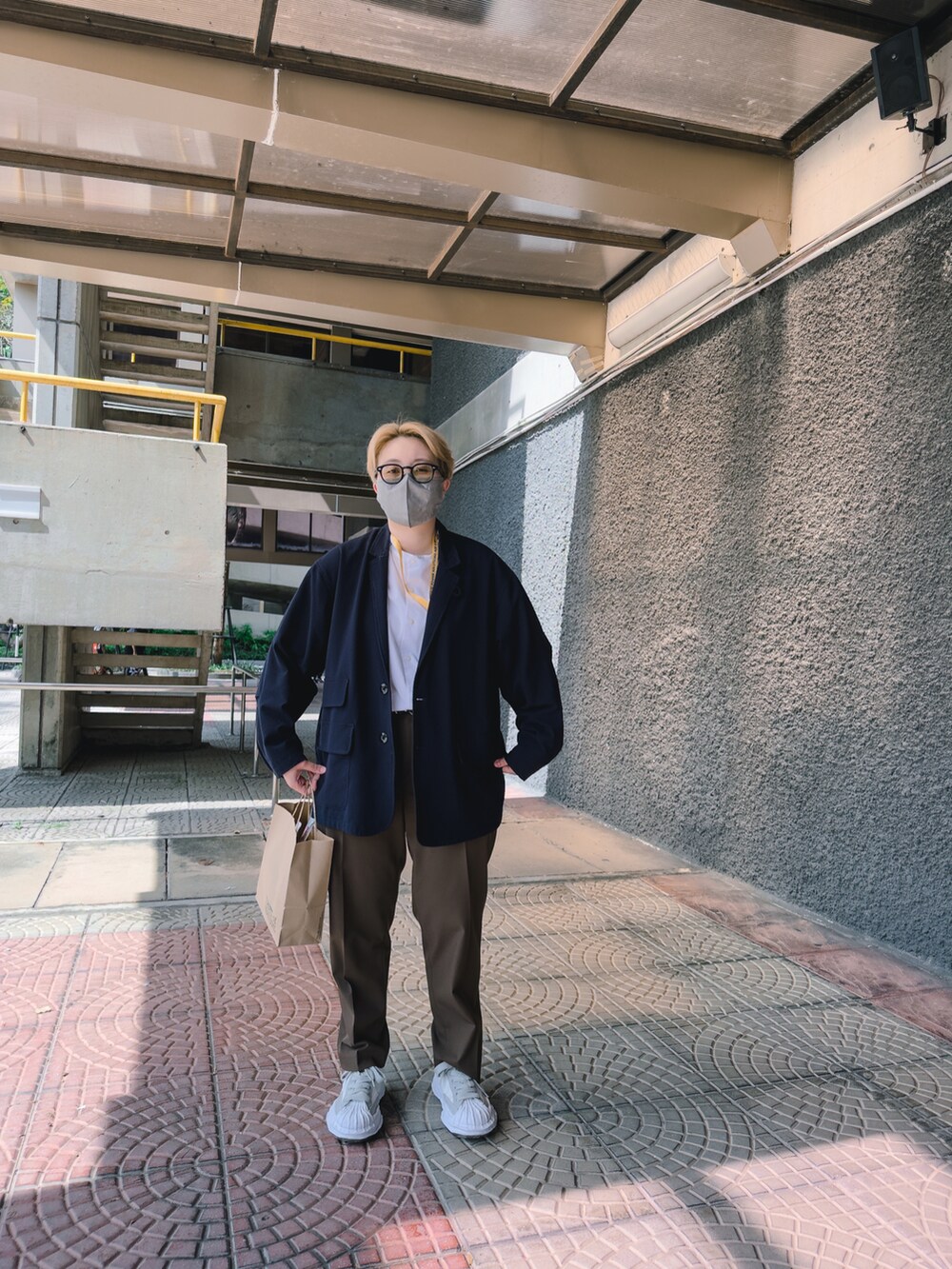 その他のスニーカー、ブラウン系のスラックス、ホワイト系のシャツ/ブラウスを着用したレディースの秋コーディネートの2枚目の写真