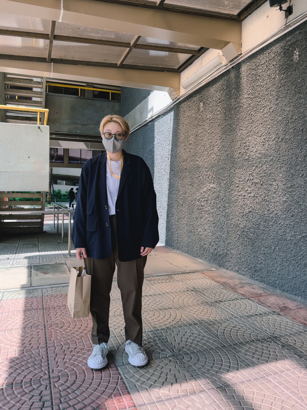 その他のスニーカー、ブラウン系のスラックス、ホワイト系のシャツ/ブラウスを着用したレディースの秋コーディネートの3枚目の写真