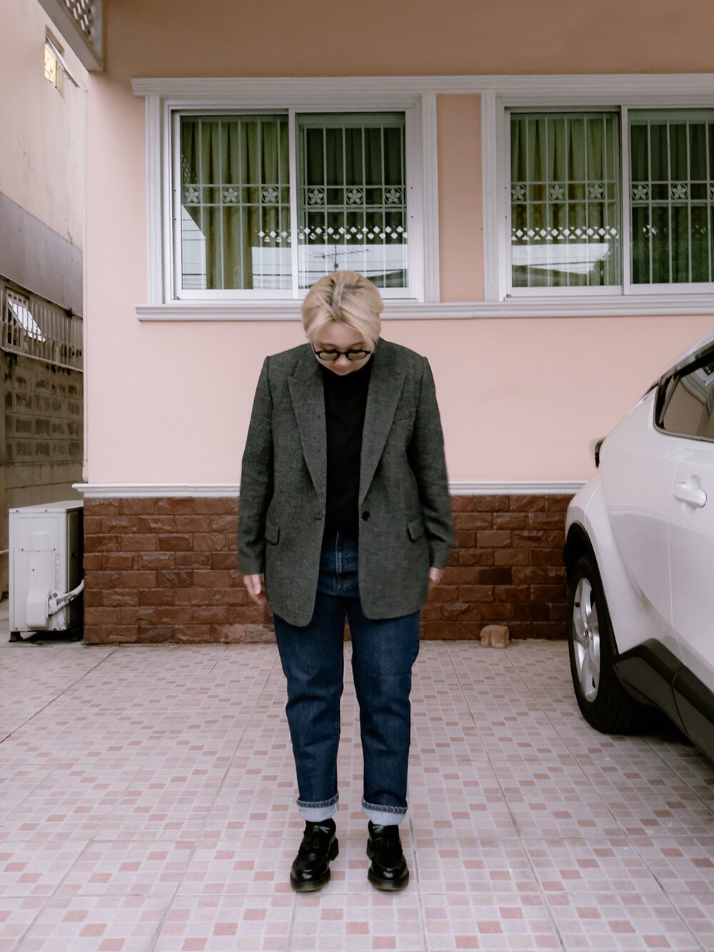 グレー系のフォーマルスーツ/小物、ホワイト系のTシャツ/カットソー、ブルー系のデニムパンツを着用したレディースの冬コーディネートの4枚目の写真