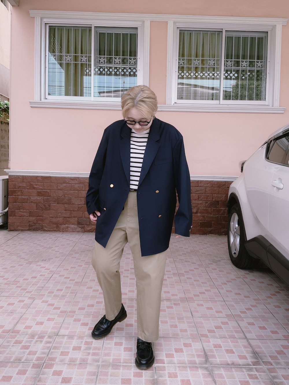 その他のTシャツ/カットソー、ブルー系のテーラードジャケット、ベージュ系のその他パンツを着用したレディースの秋コーディネートの3枚目の写真