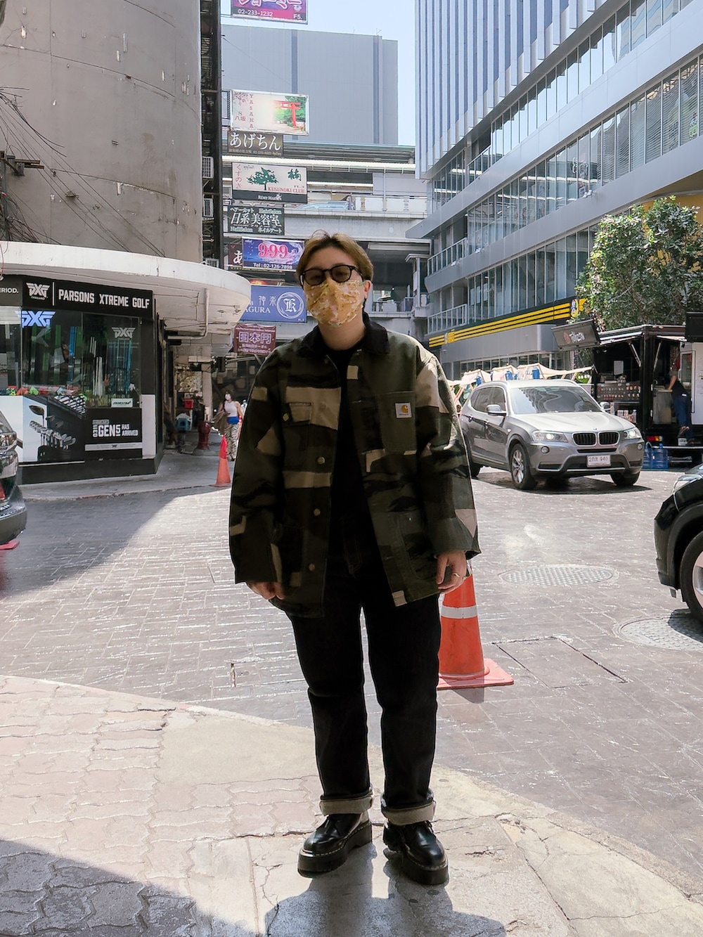 グリーン系のジャケット/アウター、ブルー系のデニムパンツ、ブラック系のローファーを着用したレディースの冬コーディネートの4枚目の写真