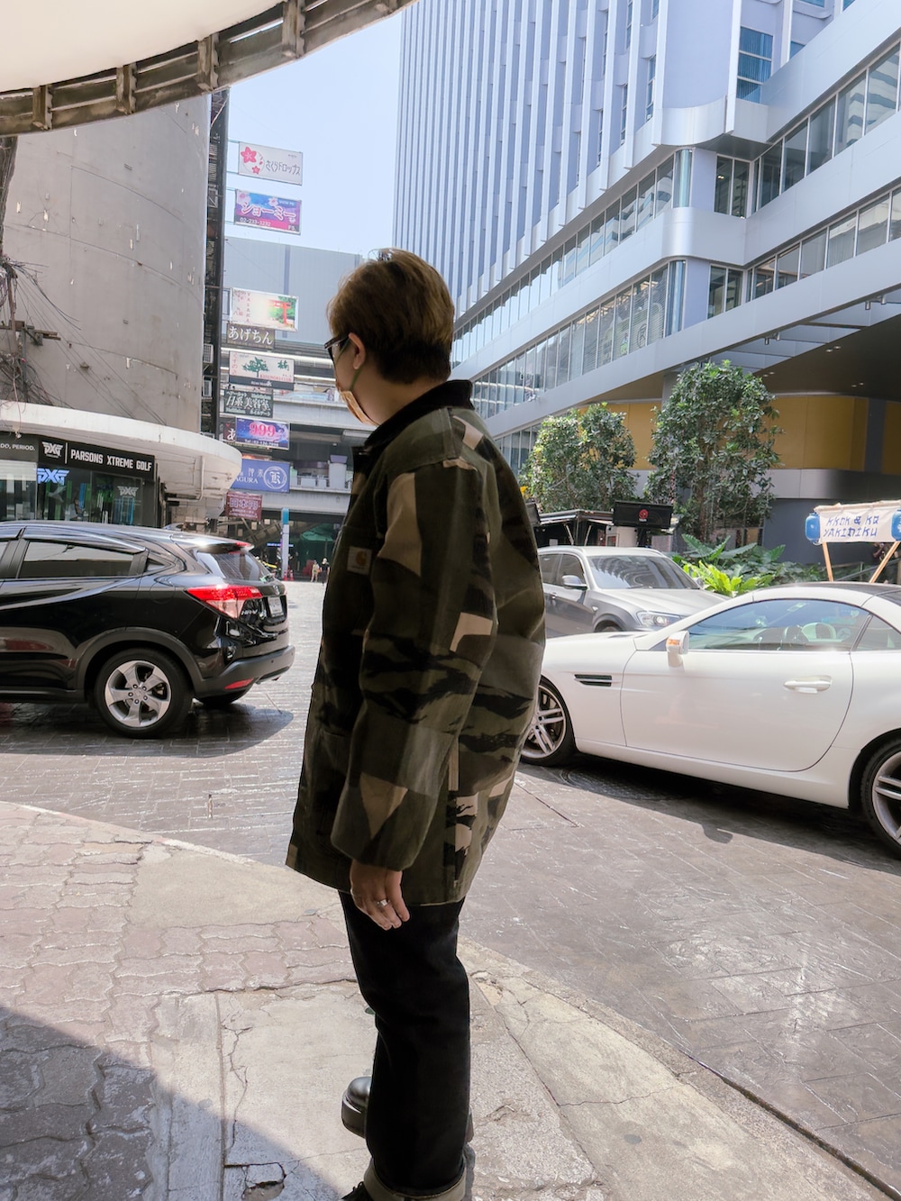 グリーン系のジャケット/アウター、ブルー系のデニムパンツ、ブラック系のローファーを着用したレディースの冬コーディネートの3枚目の写真