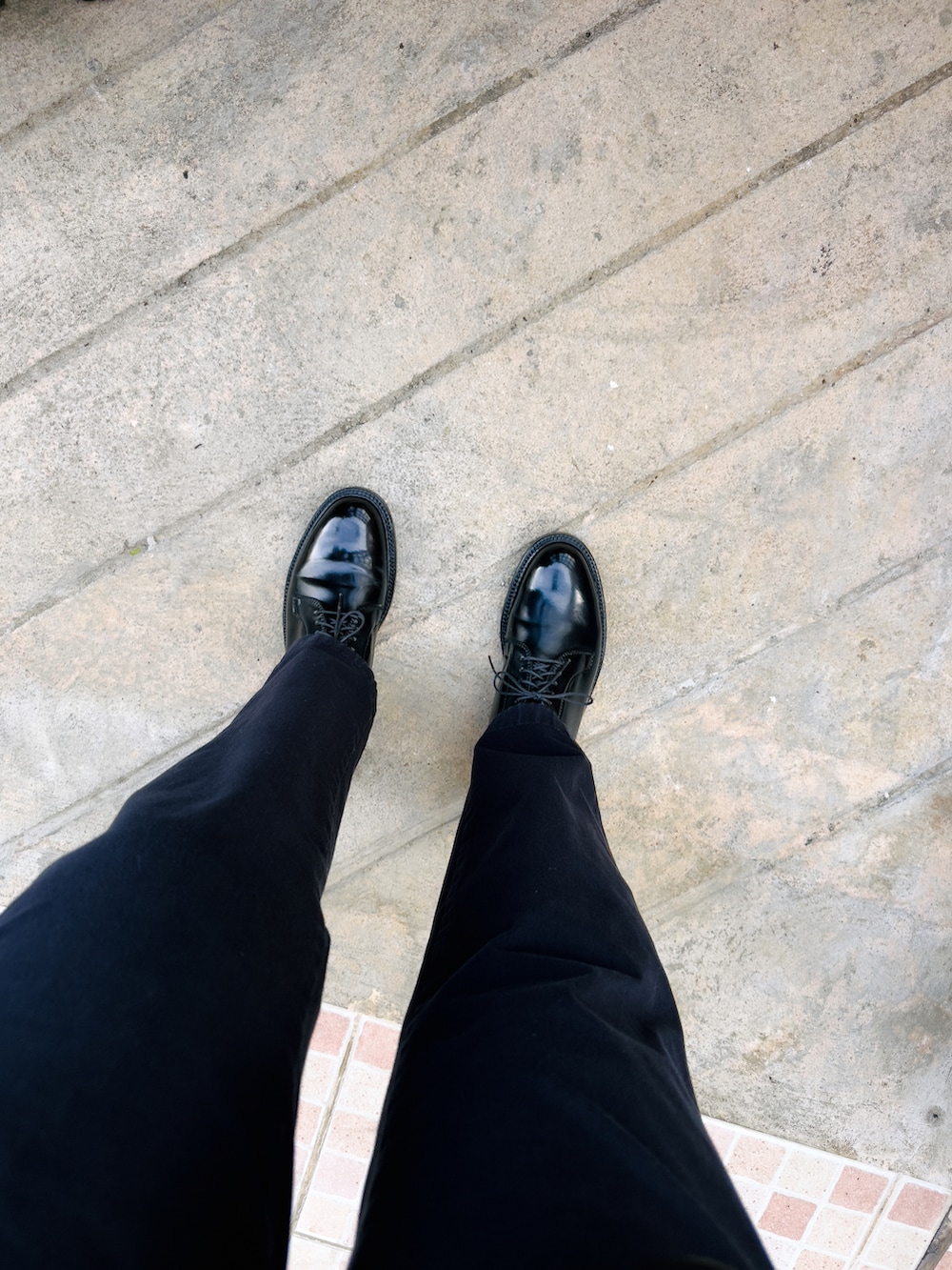 ホワイト系のTシャツ/カットソー、ブルー系のチノパンツ、ブラック系のドレスシューズを着用したレディースの春コーディネートの3枚目の写真