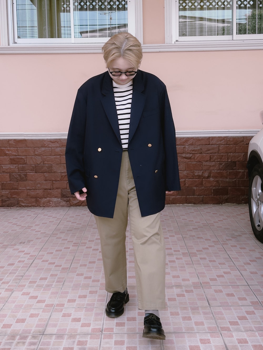 その他のTシャツ/カットソー、ブルー系のテーラードジャケット、ベージュ系のその他パンツを着用したレディースの秋コーディネートの2枚目の写真