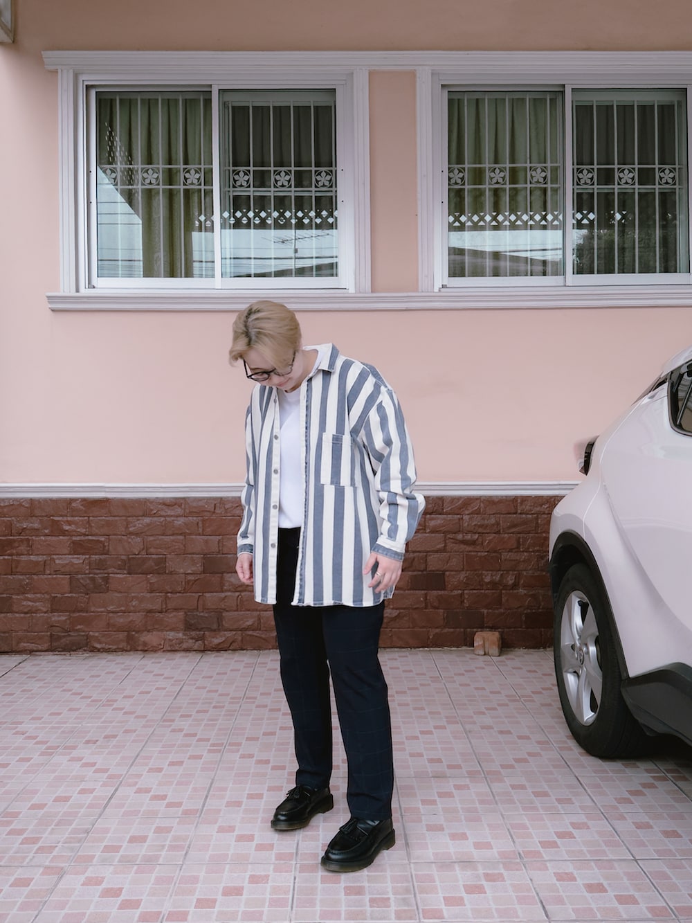 その他のデニムジャケット、ブルー系のスラックス、ブラック系のローファーを着用したレディースの秋コーディネートの3枚目の写真