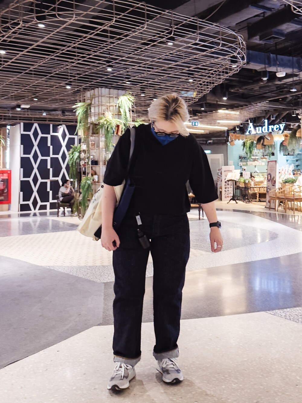 ブルー系のデニムパンツ、ブラック系のスニーカー、ホワイト系のTシャツ/カットソーを着用したレディースの冬コーディネートの2枚目の写真