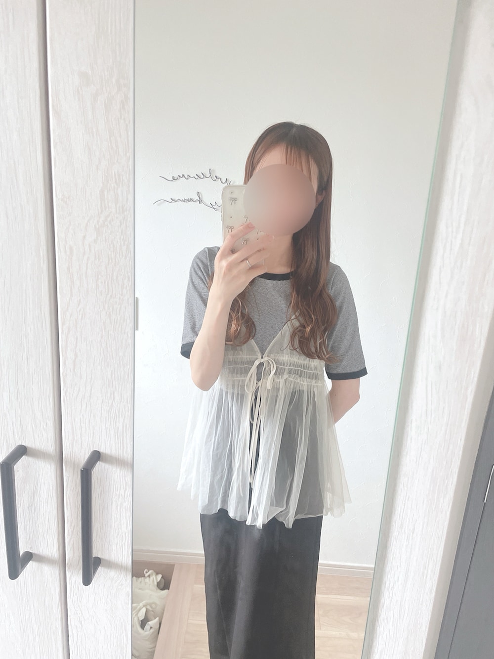 ホワイト系のキャミソール、ブラック系のTシャツ/カットソー、ブラック系のスカートを着用したレディースの夏コーディネートの2枚目の写真