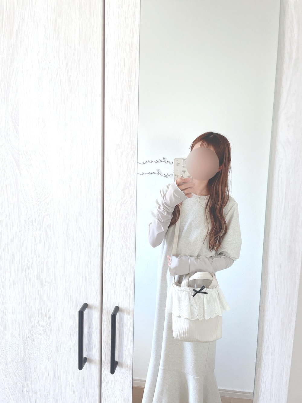 ベージュ系のサンダル、ベージュ系のワンピース、ホワイト系のトートバッグを着用したレディースの夏コーディネートの2枚目の写真