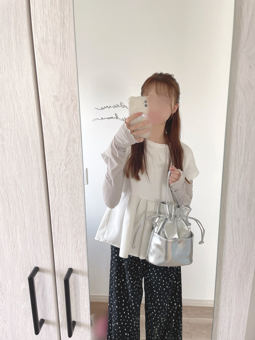 ブラック系のその他パンツ、シルバー系のショルダーバッグ、ホワイト系のTシャツ/カットソーを着用したレディースの夏コーディネートの2枚目の写真