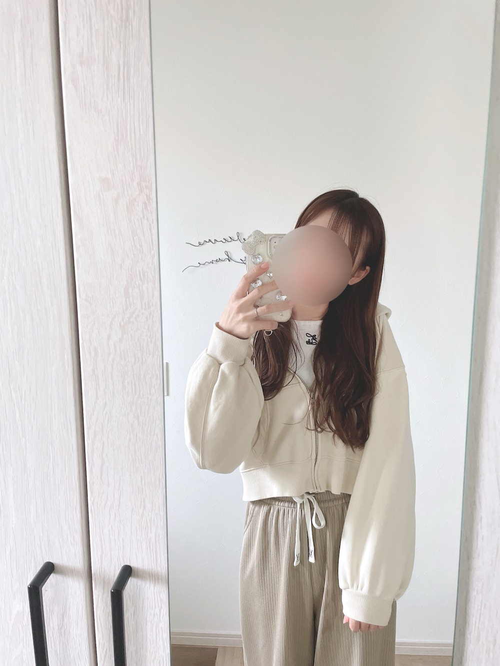 ベージュ系のパーカー、ホワイト系のTシャツ/カットソー、ベージュ系のパンツを着用したレディースの秋コーディネートの2枚目の写真
