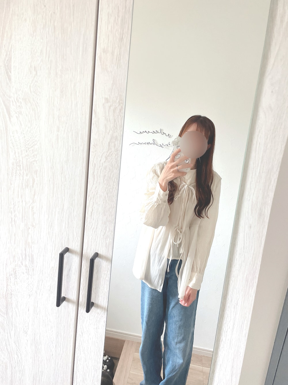 ホワイト系のベスト、ベージュ系のシャツ/ブラウス、ブルー系のその他パンツを着用したレディースの春コーディネートの2枚目の写真