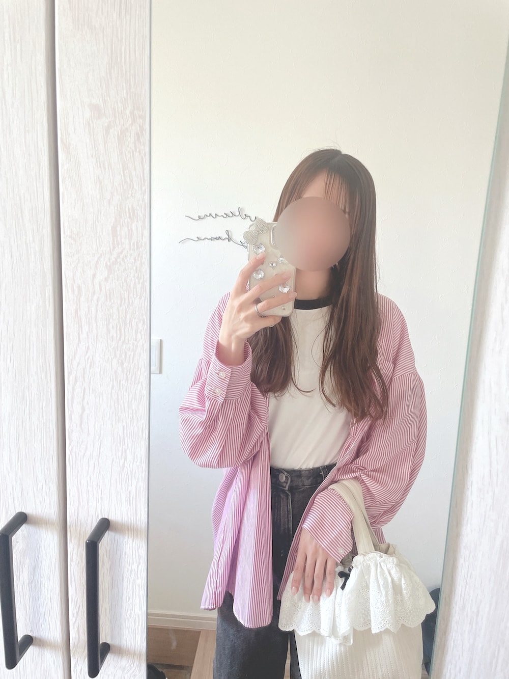 ブラック系のデニムパンツ、ホワイト系のTシャツ/カットソー、ピンク系のシャツ/ブラウスを着用したレディースの秋コーディネートの2枚目の写真