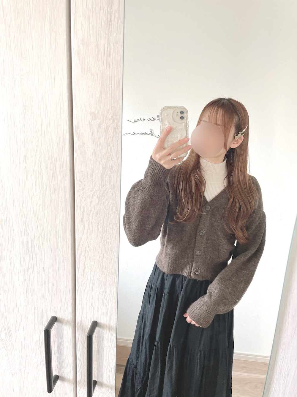 ブラウン系のブーツ、ブラック系のスカート、ブラウン系のカーディガン/ボレロを着用したレディースの春コーディネートの2枚目の写真