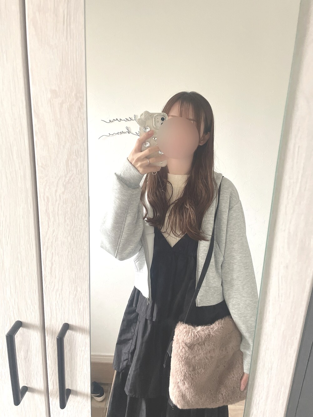 ホワイト系のニット/セーター、ブラック系のワンピース、ベージュ系のスニーカーを着用したレディースの秋コーディネートの2枚目の写真