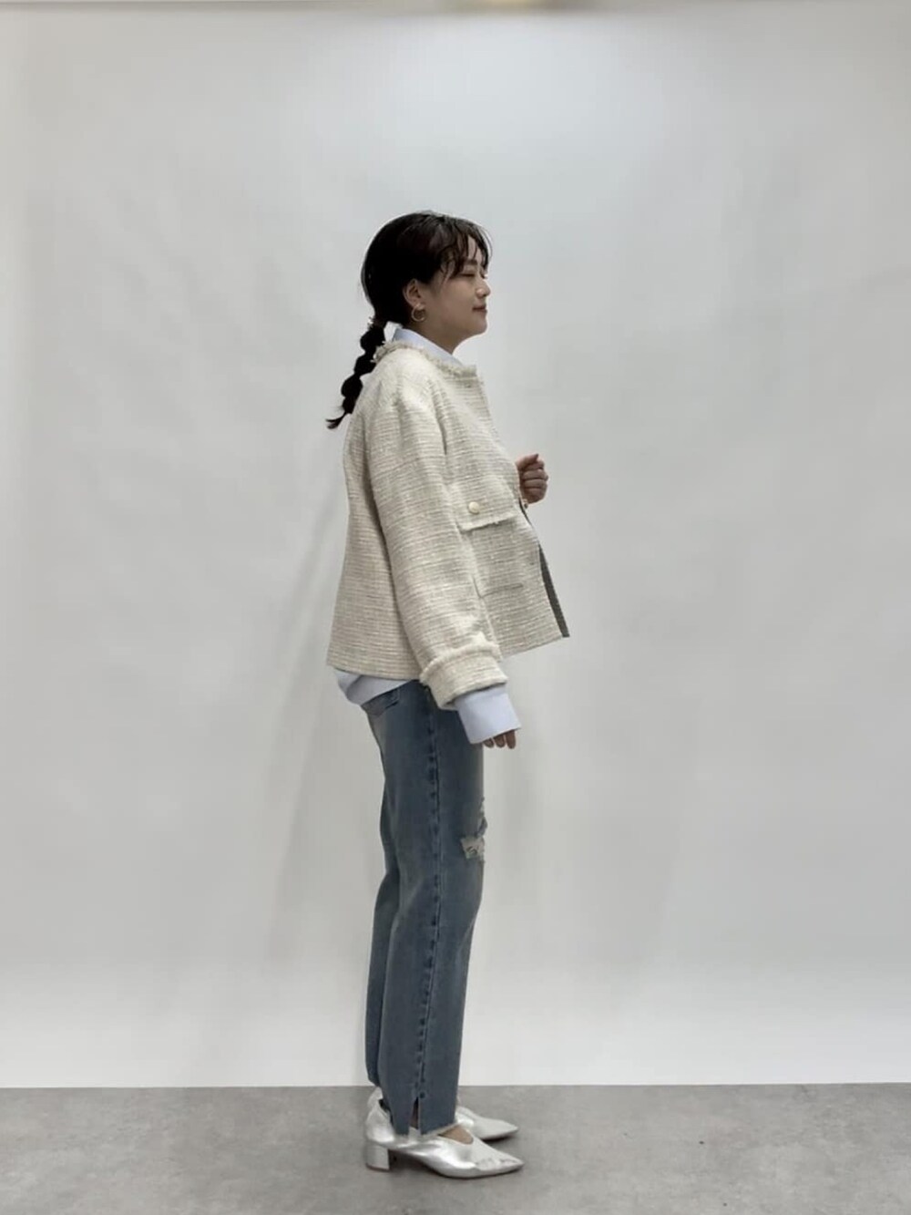 ブルー系のシャツ/ブラウス、ベージュ系のノーカラージャケット、ブルー系のデニムパンツを着用したレディースの冬コーディネートの2枚目の写真