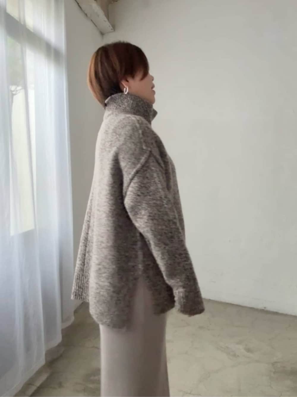 ホワイト系のハンドバッグ、ブラウン系のニット/セーター、ベージュ系のワンピースを着用したレディースの秋コーディネートの5枚目の写真