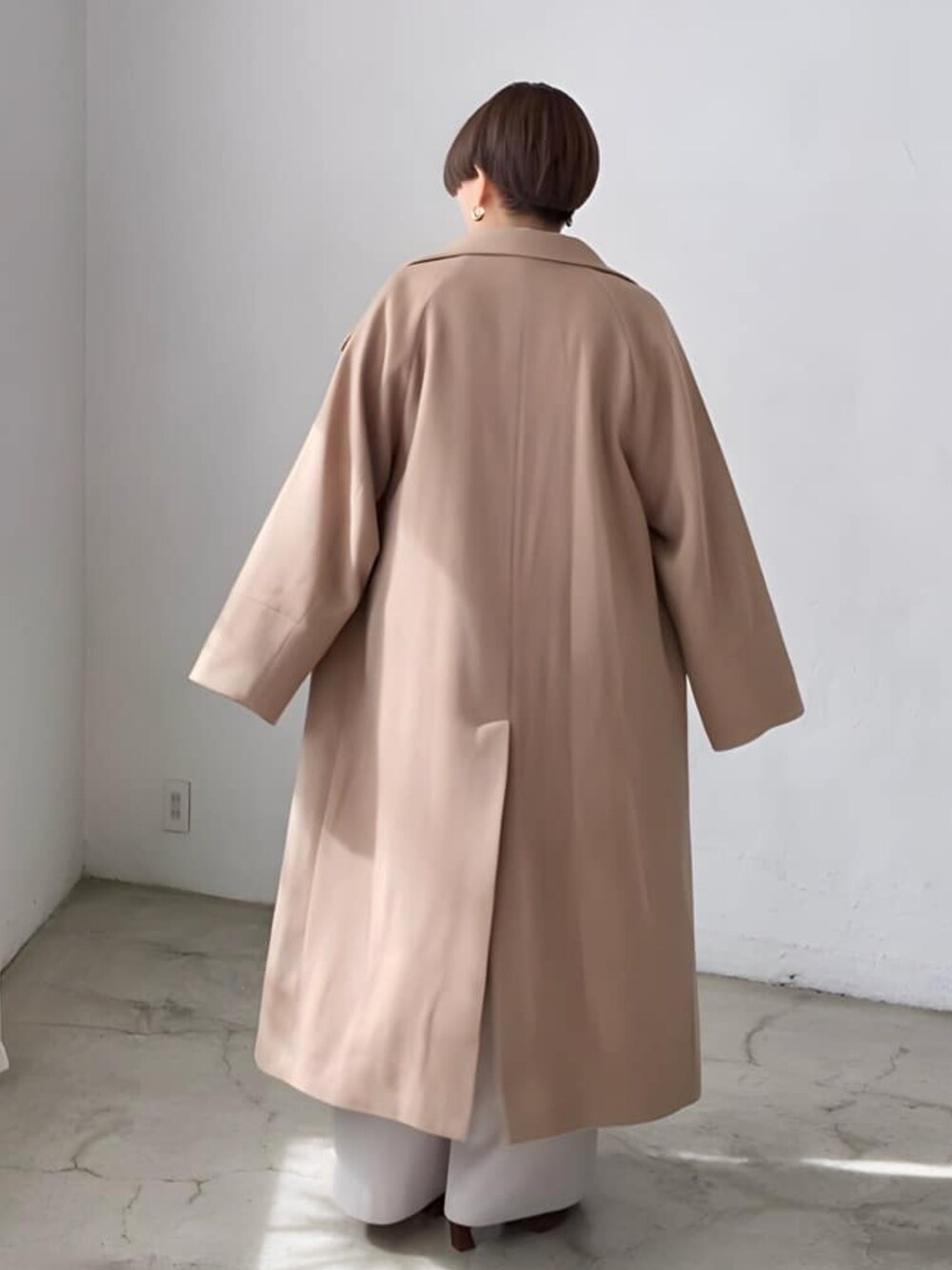 ブラウン系のシャツ/ブラウス、ブラウン系のローファー、イエロー系のその他アウターを着用したレディースの秋コーディネートの3枚目の写真