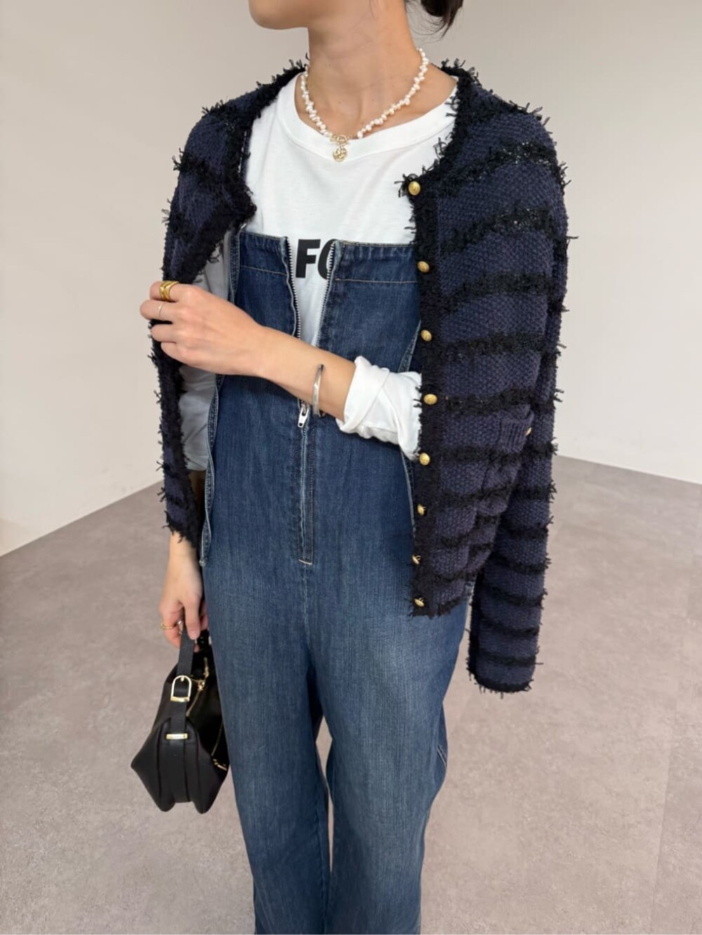 ブルー系のサロペット/オーバーオール、ブルー系のカーディガン/ボレロ、グレー系のその他シューズを着用したレディースの冬コーディネートの4枚目の写真