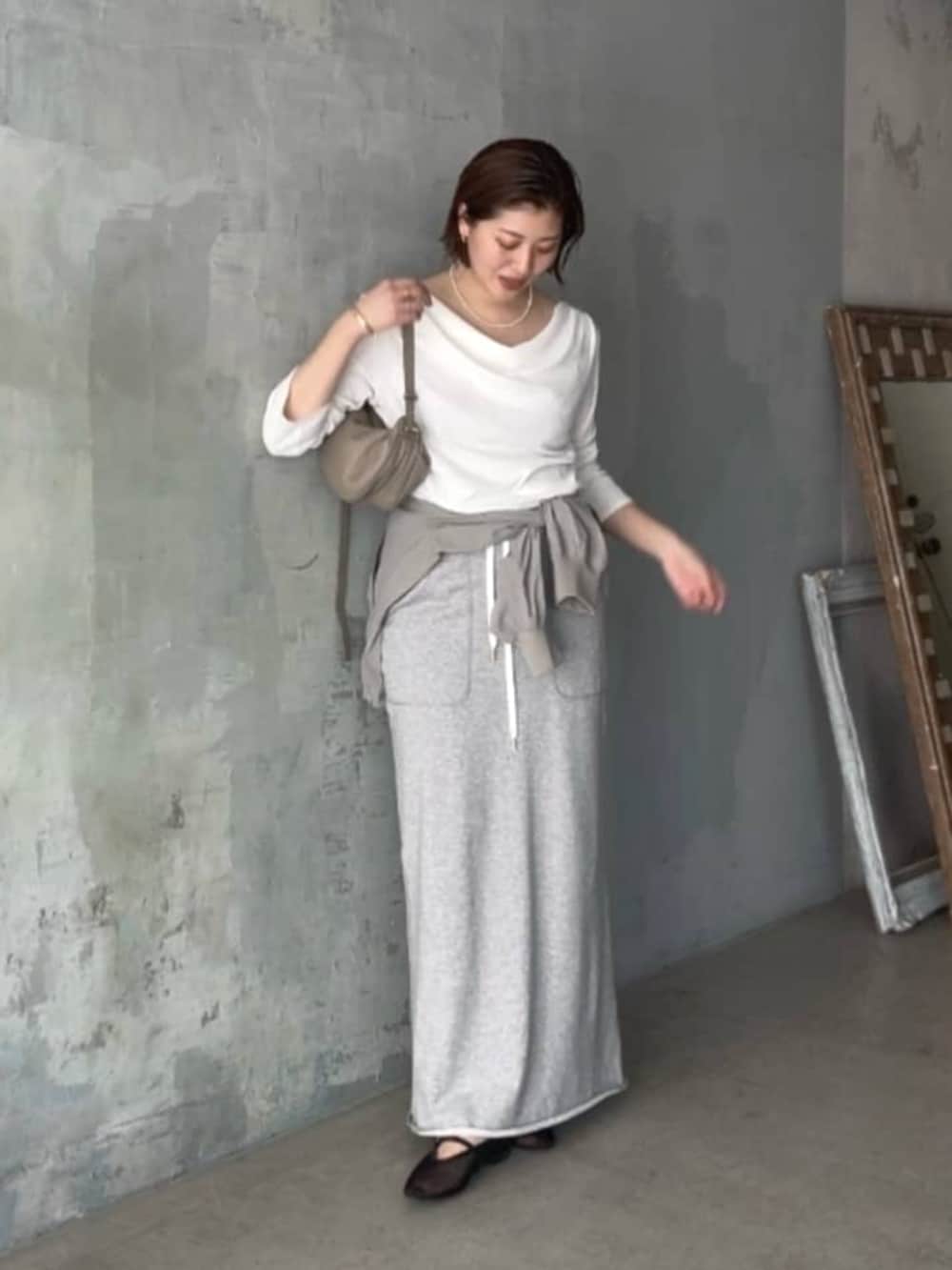 ブラック系のその他シューズ、グレー系のスカート、グリーン系のブルゾンを着用したレディースの春コーディネートの4枚目の写真