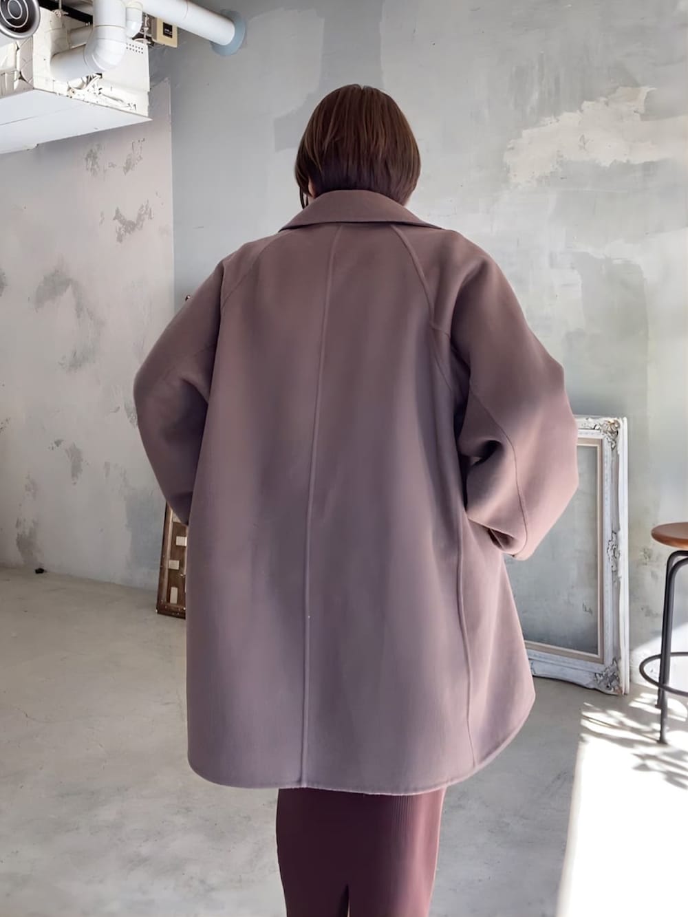 ブラウン系のその他アウター、ブラウン系のスカート、ベージュ系のブーツを着用したレディースの冬コーディネートの3枚目の写真