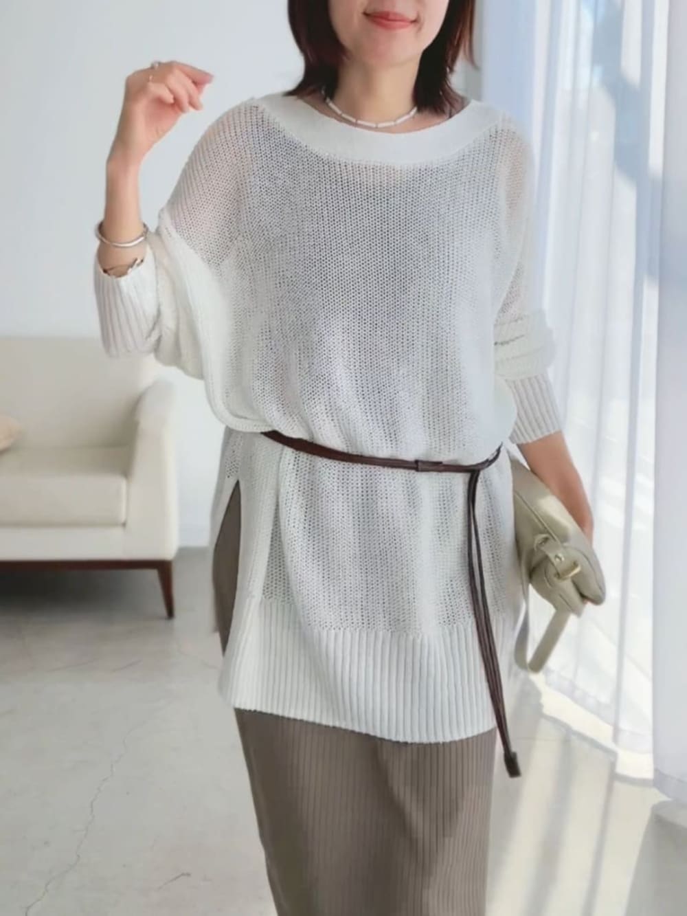 ブラウン系のその他シューズ、ゴールド系のショルダーバッグ、ホワイト系のカーディガン/ボレロを着用したレディースの春コーディネートの4枚目の写真