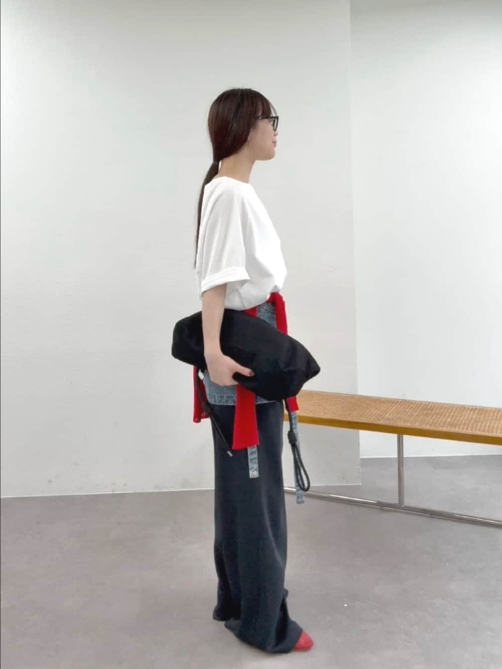 ブルー系のその他パンツ、レッド系のカーディガン/ボレロ、ブルー系のデニムスカートを着用したレディースの春コーディネートの2枚目の写真