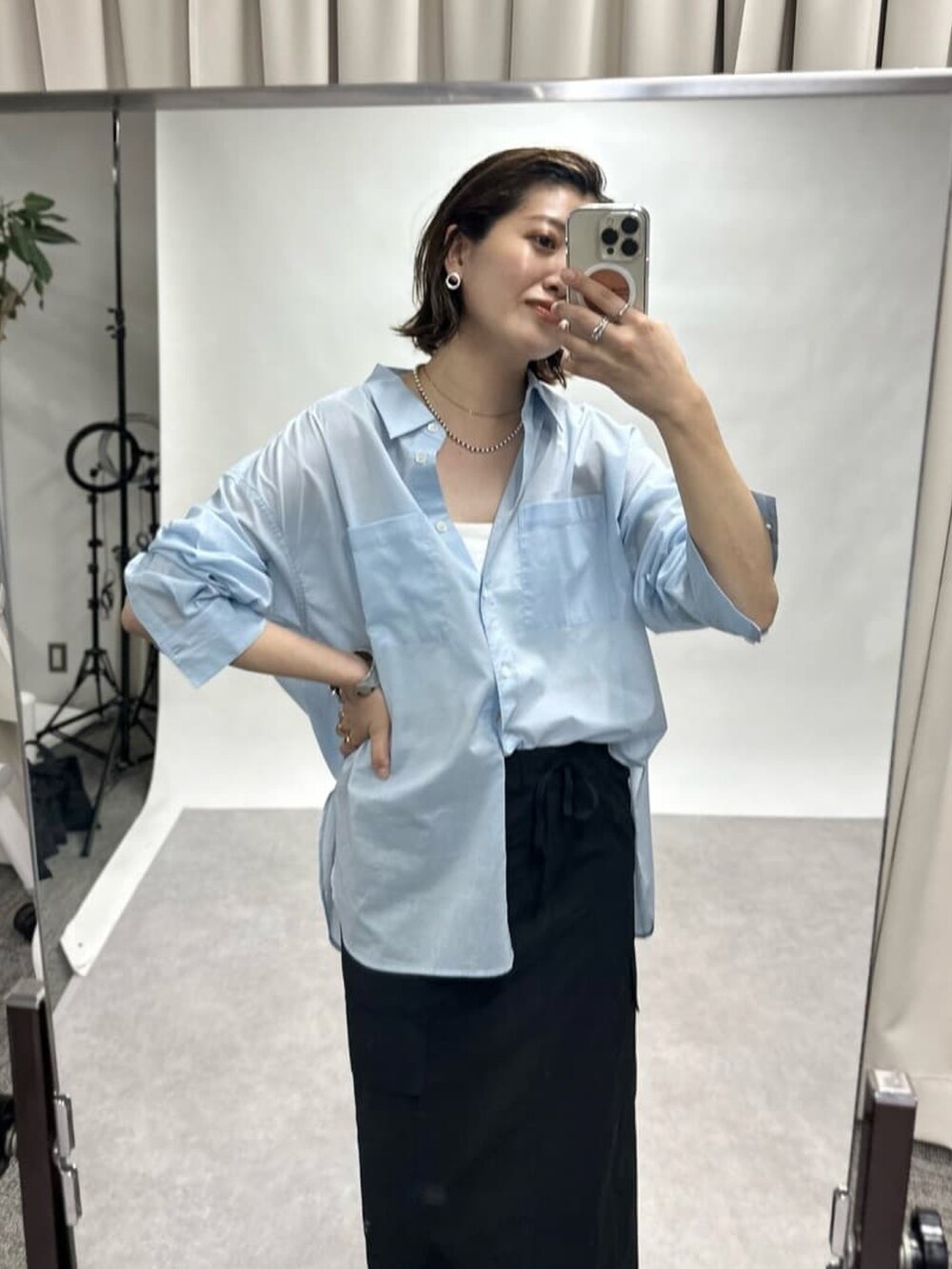 ホワイト系のシャツ/ブラウス、ブラック系のスカートを着用したレディースの春コーディネートの2枚目の写真