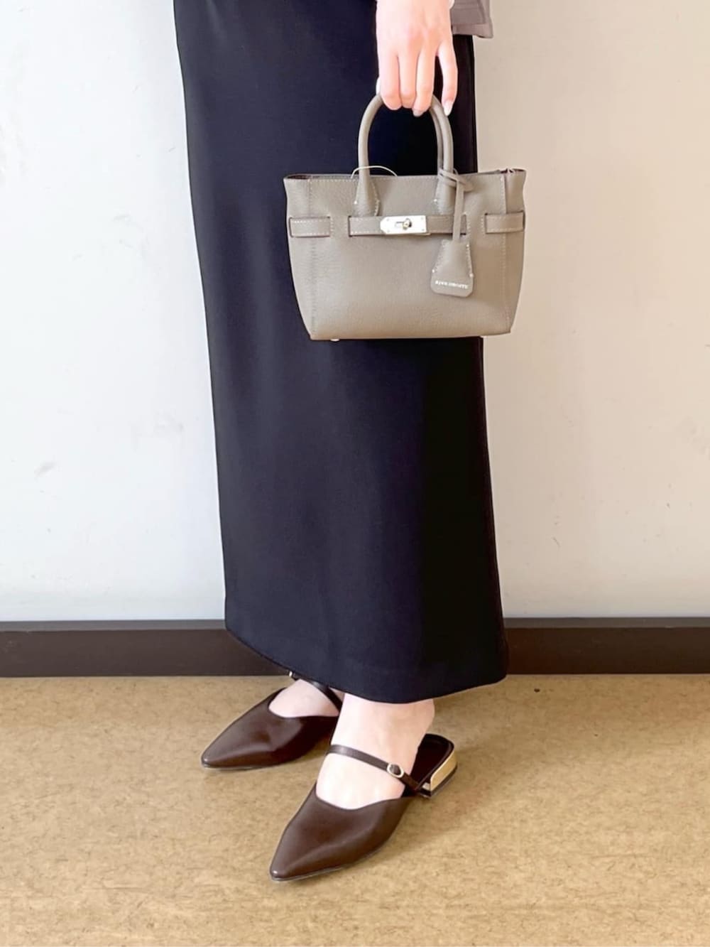 グレー系のトートバッグ、ブラウン系のその他シューズ、ホワイト系のTシャツ/カットソーを着用したレディースの春コーディネートの5枚目の写真