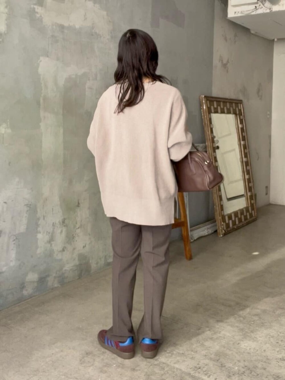 ホワイト系のTシャツ/カットソー、ブラウン系のボストンバッグ、ブラウン系のその他パンツを着用したレディースの冬コーディネートの3枚目の写真