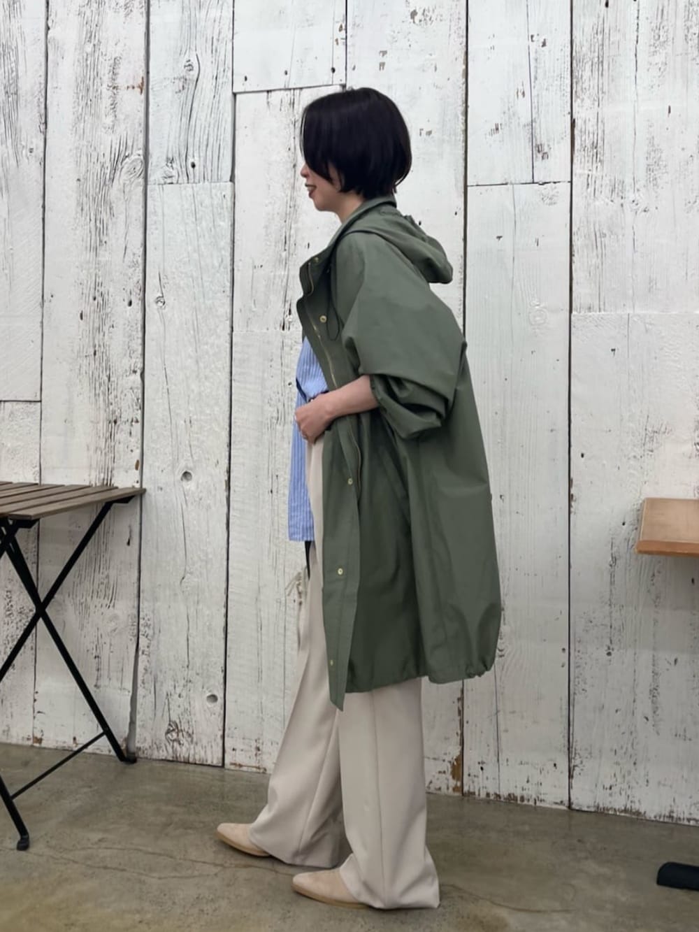 ホワイト系のボストンバッグ、ブルー系のシャツ/ブラウス、グリーン系のその他アウターを着用したレディースの春コーディネートの2枚目の写真