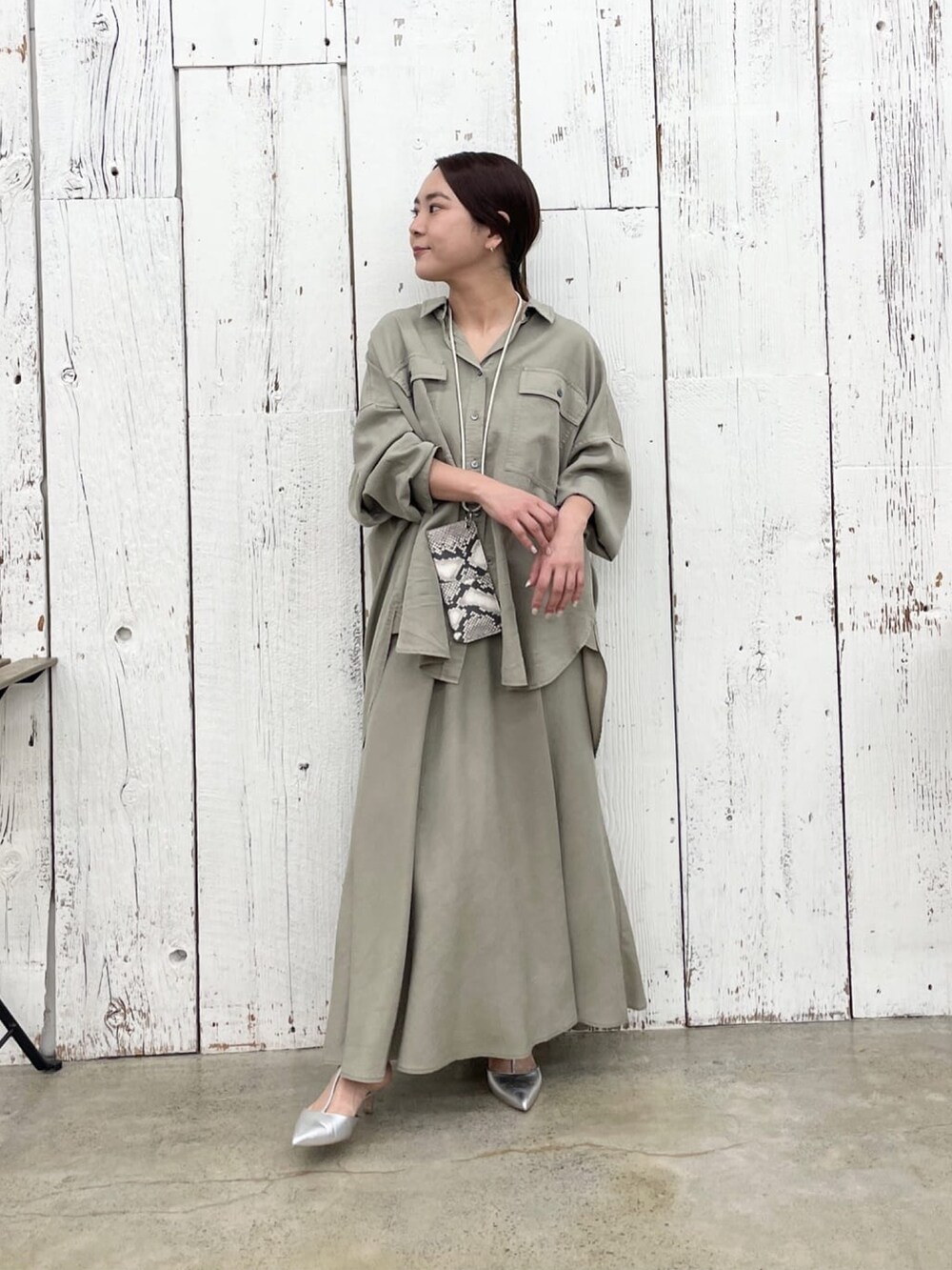 グリーン系のシャツ/ブラウス、グリーン系のスカート、シルバー系のその他シューズを着用したレディースの冬コーディネートの2枚目の写真