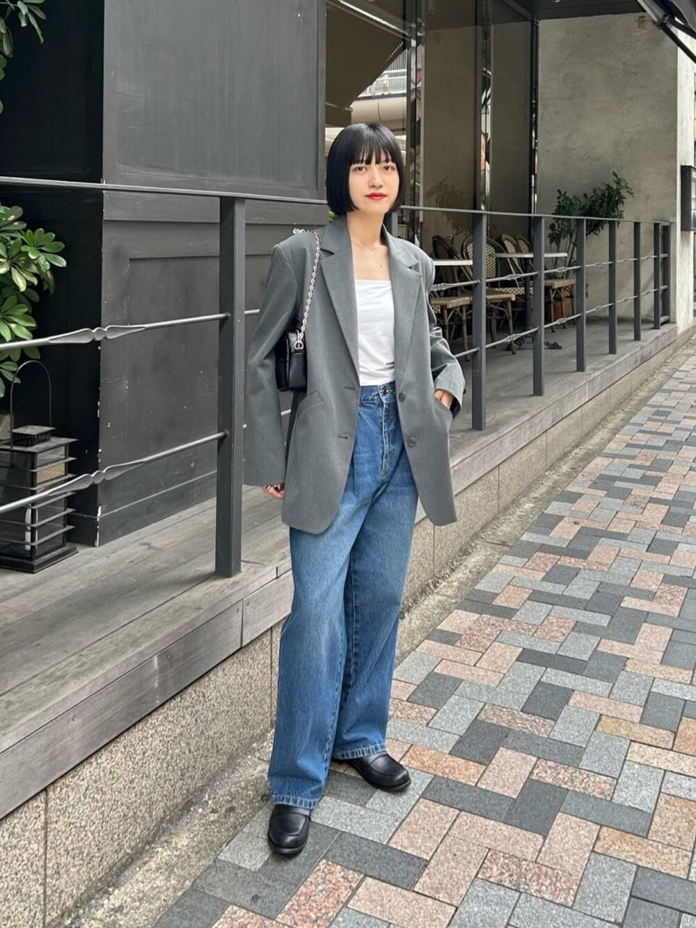 ブルー系のデニムパンツ、グレー系のテーラードジャケットを着用したレディースの冬コーディネートの2枚目の写真