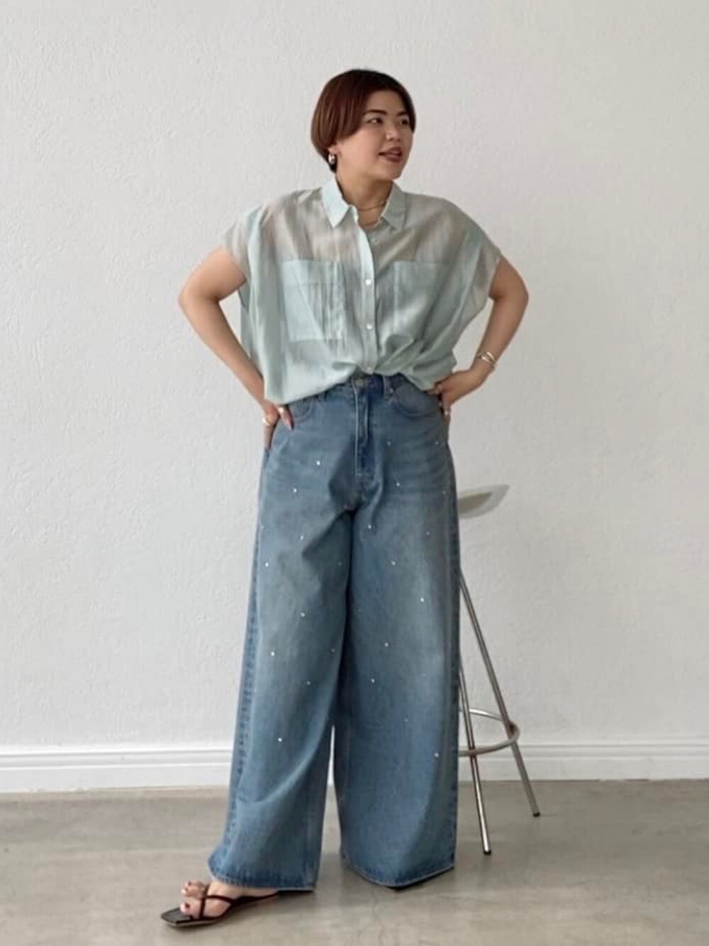 ブルー系のデニムパンツ、グリーン系のシャツ/ブラウスを着用したレディースの春コーディネートの2枚目の写真