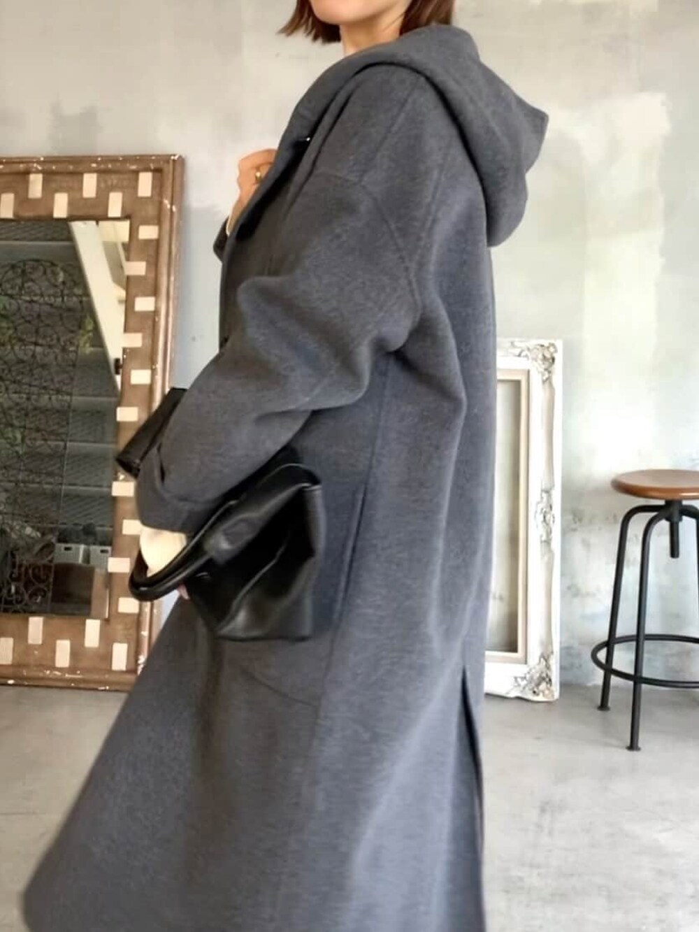 グレー系のその他アウター、ブラック系のワンピース、ベージュ系のブーツを着用したレディースの冬コーディネートの3枚目の写真