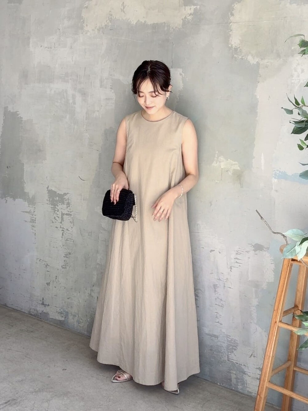 ベージュ系のワンピース、ブラック系のショルダーバッグを着用したレディースの春コーディネートの2枚目の写真