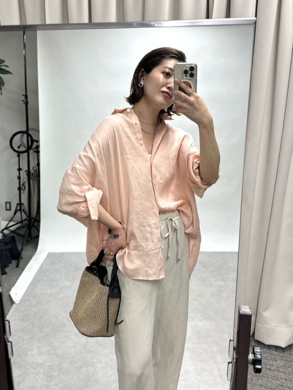 パープル系のシャツ/ブラウス、ベージュ系のパンツ、シルバー系のサンダルを着用したレディースの春コーディネートの3枚目の写真