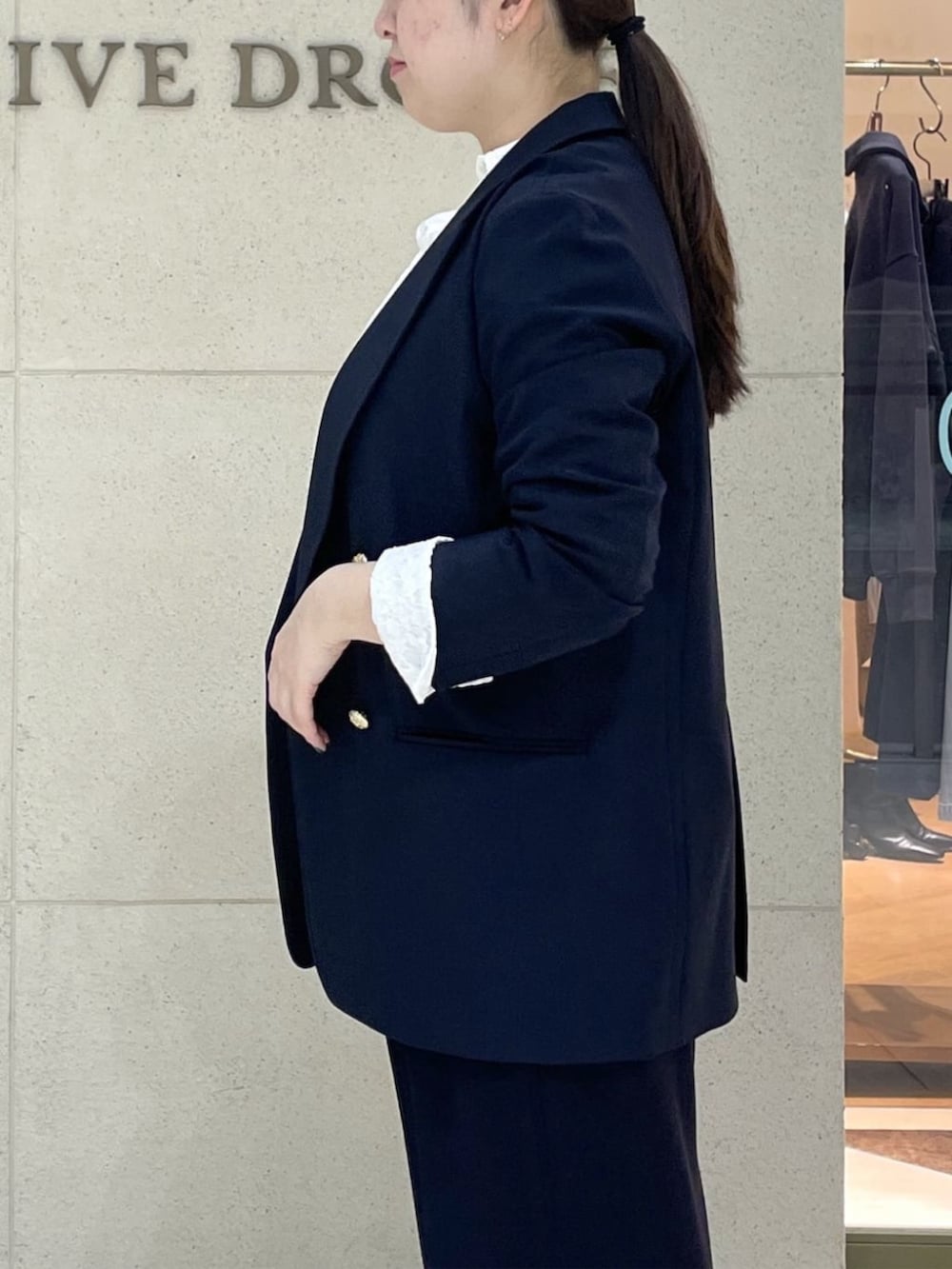 ブラウン系のその他シューズ、グレー系のトートバッグ、ホワイト系のシャツ/ブラウスを着用したレディースの春コーディネートの6枚目の写真