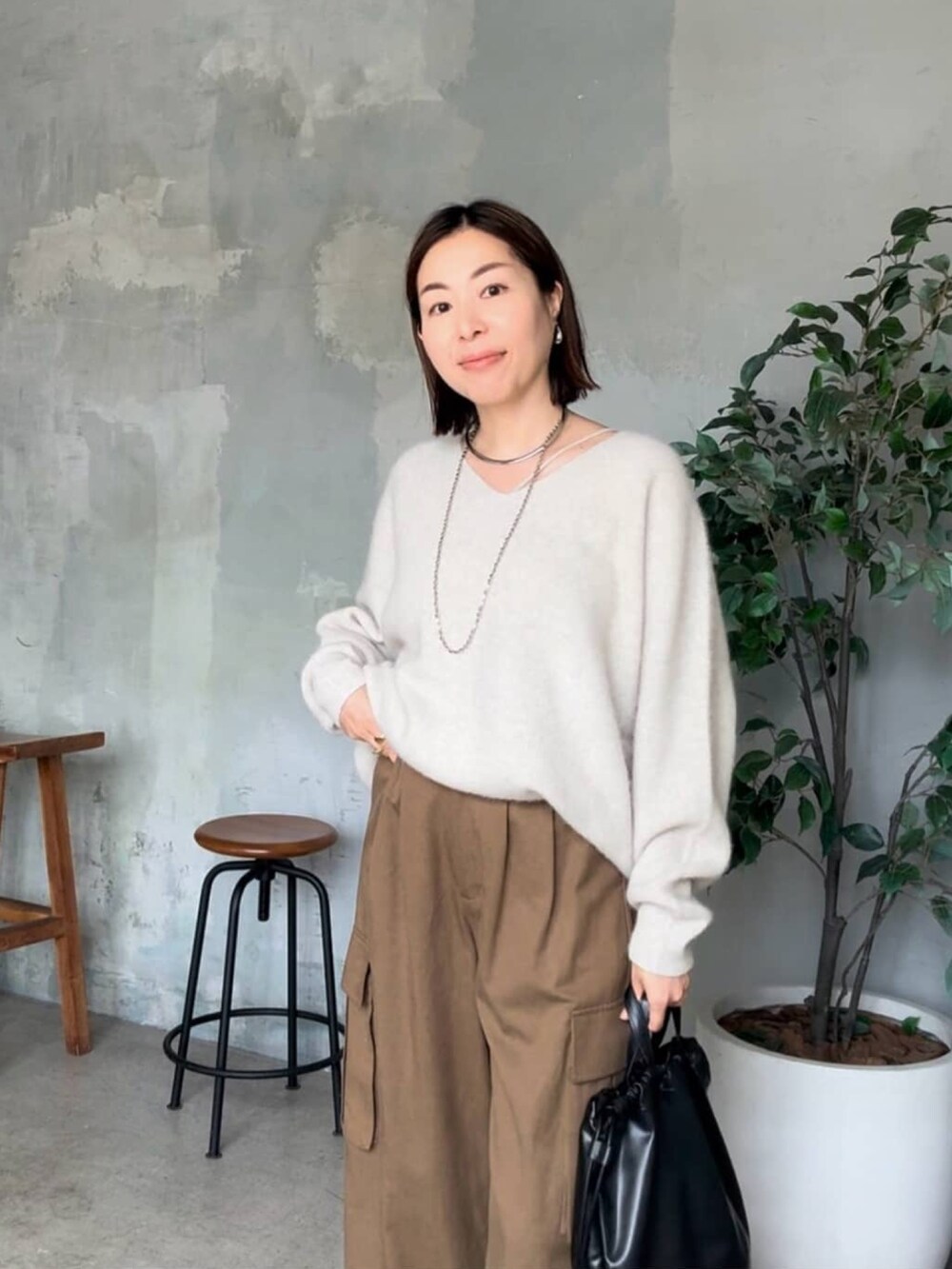 ブラウン系のカーゴパンツ、ブラック系のショルダーバッグ、ブラック系のサンダルを着用したレディースの夏コーディネートの4枚目の写真